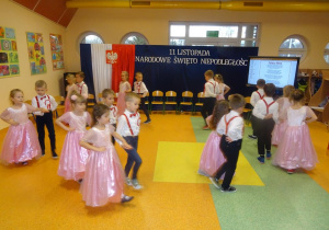 Grupa dzieci tańczy poloneza.